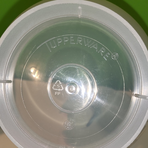 Tupperware Classic 4 cup Mix ‘N Stor Pitcher - Picture 4 of 4